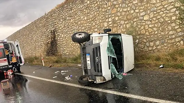 Van'da yolcu minibüsünün devrilmesi sonucu 14 kişi yaralandı
