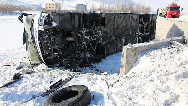 Van'da yolcu otobüsünün devrilmesi sonucu 9 kişi yaralandı
