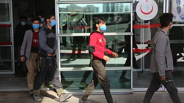 Van'dan Konya'ya yolcu taşıyan otobüs durduruldu! İçinden kaçak Afganlar çıktı