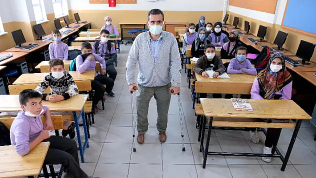Van depreminde iki bacağını kaybeden Konyalı öğretmen 10 yıldır görevinin başında
