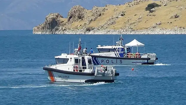 Van Gölü'nde kaybolan gencin arama çalışmaları dördüncü gününde sürüyor
