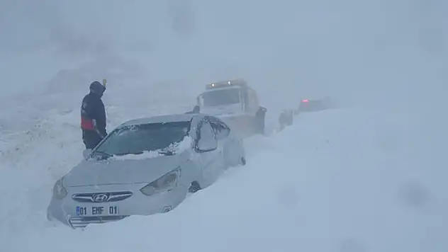 Van-Hakkari kara yoluna çığ düştü