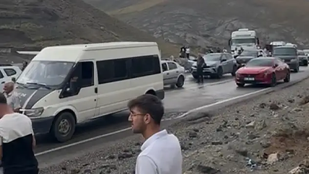 Van-Hakkari karayolunda onlarca araç selde mahsur kaldı
