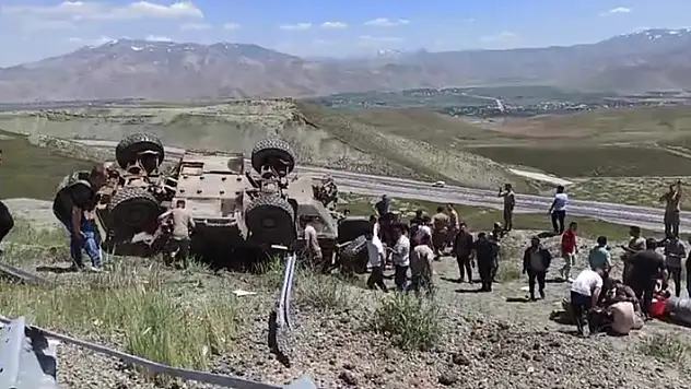Van'da askeri araç devrildi: 3 asker yaralı

