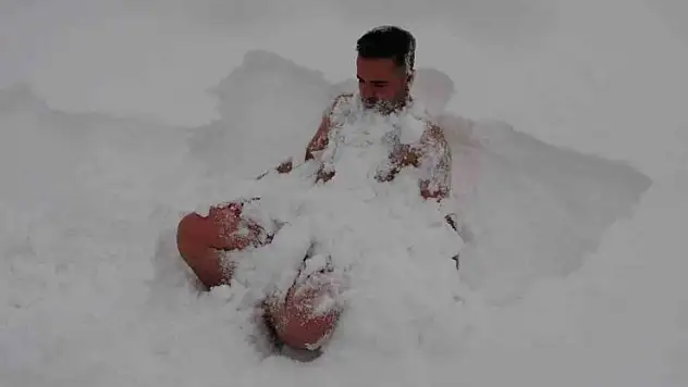 Van'da eksi 8 derecede kar banyosu yaptı