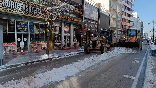 Van'da karla mücadele çalışması devam ediyor
