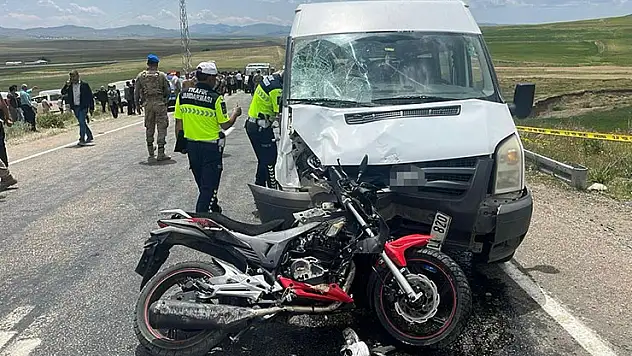 Van'da motosiklet ile minibüs çarpıştı: 2 ölü