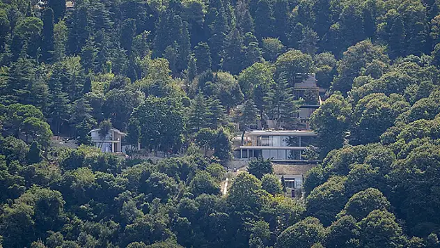 Vaniköy'de izinsiz inşaattaki ruhsatsız ve kaçak yapıların yıkımı gerçekleştiriliyor
