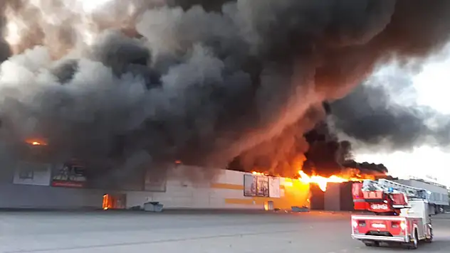 Varşova'da AVM yangınında bin 348 dükkan küle döndü
