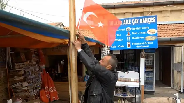 Vasiyeti bayrak olan şehidin babası her yeri bayrakla donatıyor
