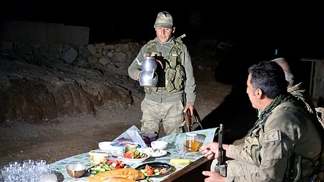Vatan nöbetinde bin 100 rakımlı tepede ilk sahur
