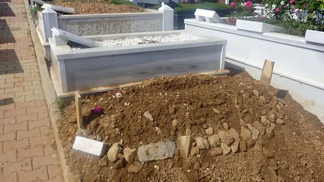 Vatan Şaşmaz'ın kabri ziyaretçi akınına uğradı