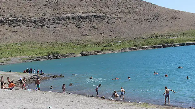Vatandaşlar 'Acıgöle' akın ediyor