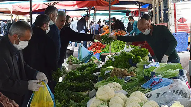 Vatandaşlar market ve pazarlara maskeyle girdi