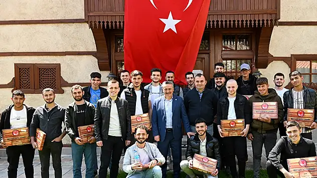 Vatani görevi yapmaya gidecek Mehmetçiklere yemek
