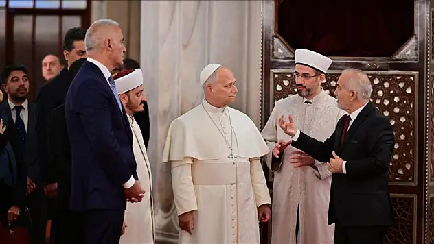 Vatikan Devlet Başkanı Papa 14. Leo, Sultanahmet Camisi'ni ziyaret etti