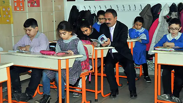 Veliler öğrencilerle kitap okudu