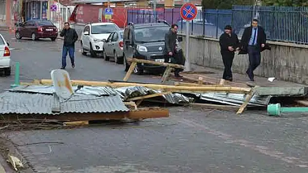 Vergi dairesinin çatısı uçtu:  4 yaralı