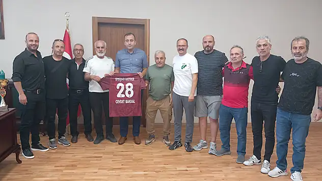 Veteranlar Kaymakam Bakkal'a forma hediye etti