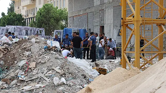 Vinç halatı kopunca taşıma sepeti işçilerin üzerine düştü: 2 ölü
