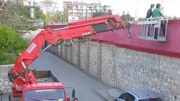 Vinç kiralayarak maç izlediler