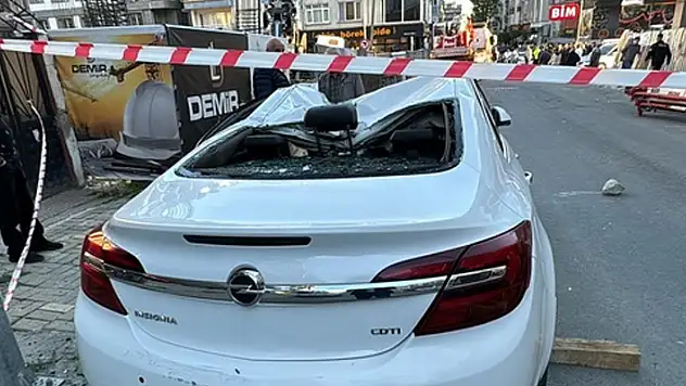 Vinç otomobilin üzerine devrildi: Saniyelerle kurtuluş kamerada