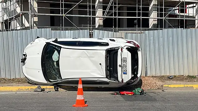 Vince çarparak takla atan otomobilden burnu bile kanamadan çıktı
