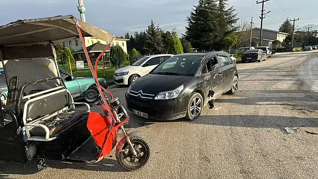Viraja sert girince otomobile çarptı, ortalık karıştı
