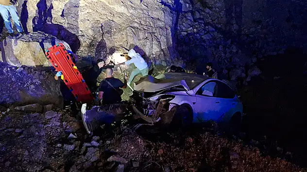 Virajda kontrolden çıkan otomobil yol kenarına yuvarlandı: 2 yaralı
