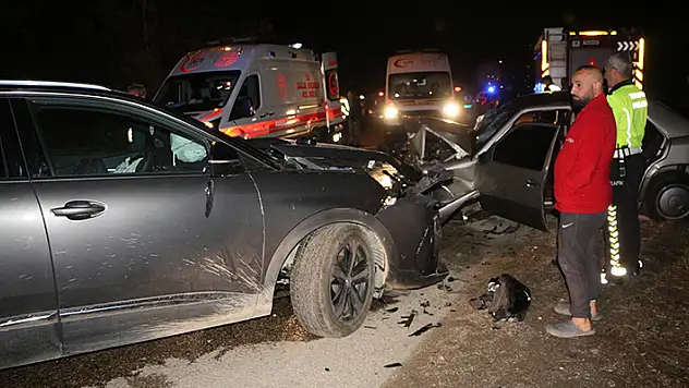 Virajı alamayan otomobil, karşıdan gelen cipe çarptı 7 yaralı
