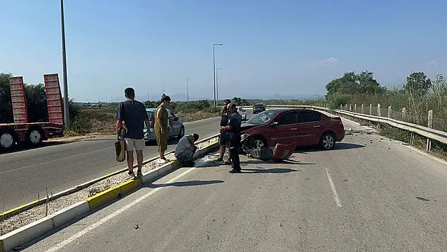 Virajı alamayan otomobil refüje çarptı. 1 yaralı