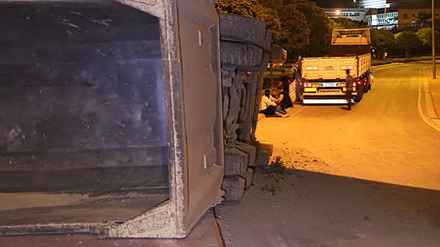 Virajı alamayan tır'ın kasasındaki kamyon yola düştü