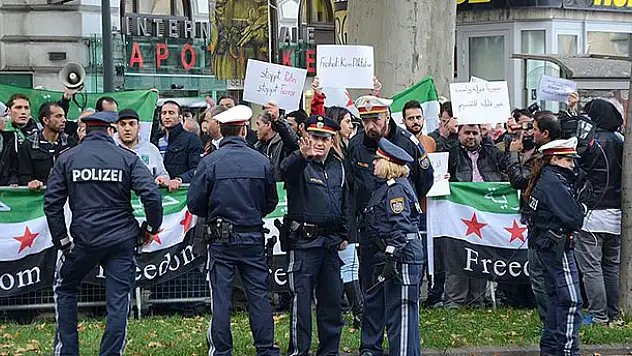Viyana'da 'Esed' karşıtı protesto