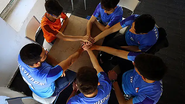 Voleybol tutkusuyla Konya'da bir'dağ köyü'nün takımını 2. lige taşıdılar