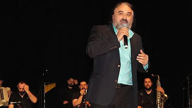 Volkan Konak, kendi şarkılarını miniklerden dinledi