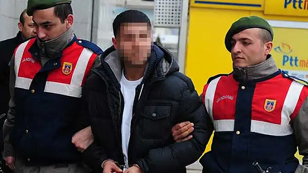 Vücuduna sarılı 2 kilogram esrarla yakalandı