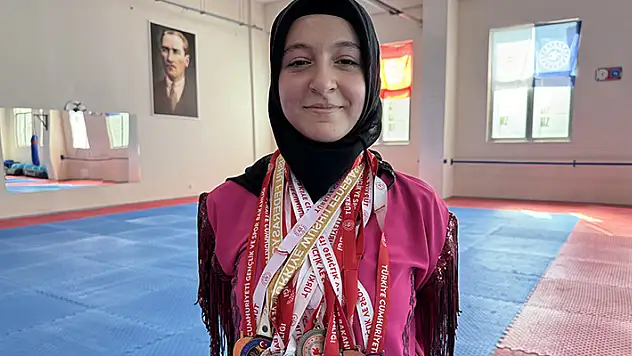Wushu şampiyonu Buğlem azmi ve kararlığıyla ailesinin 'süper kahramanı' oldu
