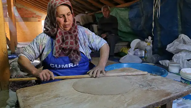 Yaban armutları Konya'daki maharetli ellerde geleneksel yöntemle yufka ekmek oluyor