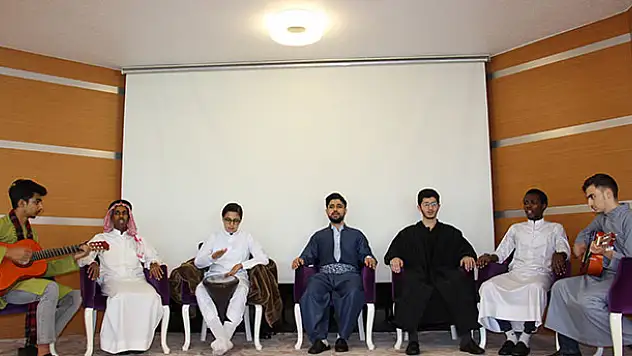 Yabancı öğrenciler, 4 dilden ezgilerle gönüllere dokunuyor