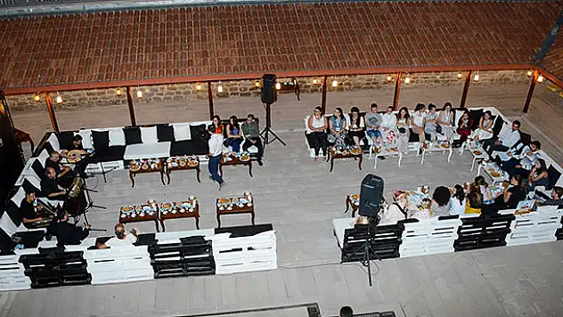 Yabancı öğrencilere Türk müziği konseri