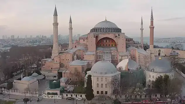 Yabancı turistlerin Ayasofya'ya girişi ücreti 25 euro olacak
