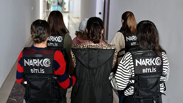 Yabancı uyruklu 2 kadın, vücutlarına sarılı uyuşturucu ile yakalandı

