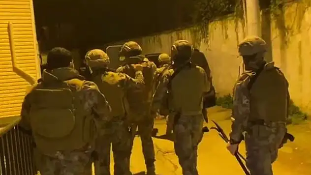 Yabancılara sahte belge düzenleyen şüphelilere kelepçe!
