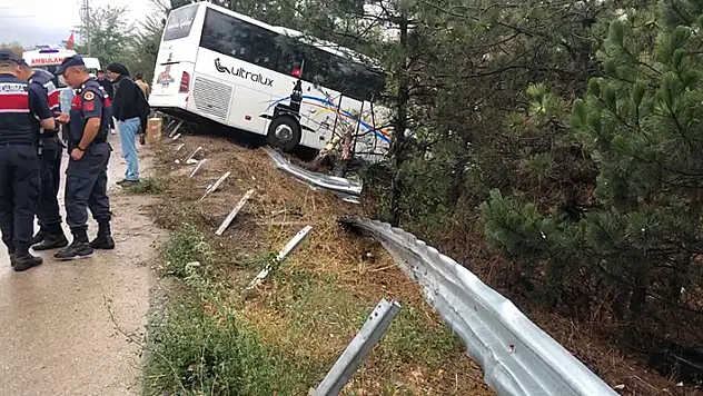 Yağış nedeniyle yoldan çıkan otobüs, ağaçlığa girdi 2 yaralı


