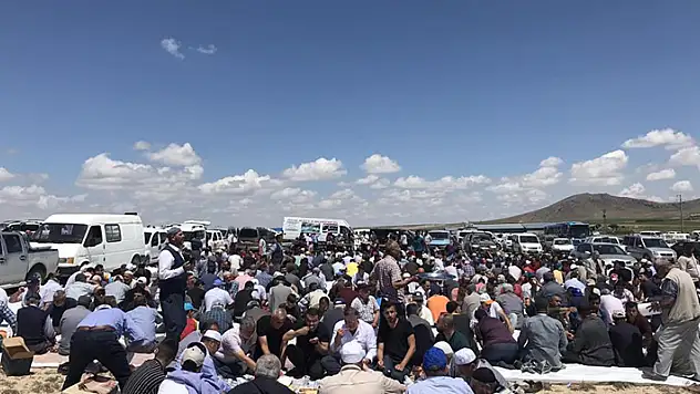 Yağışa doyan Konya'da çiftçiler tarlalarda şükür duası yaptı
