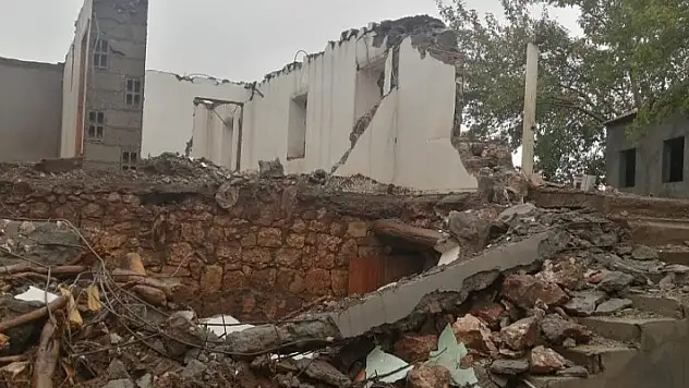 Yağışlara dayanamayan ahır çöktü
