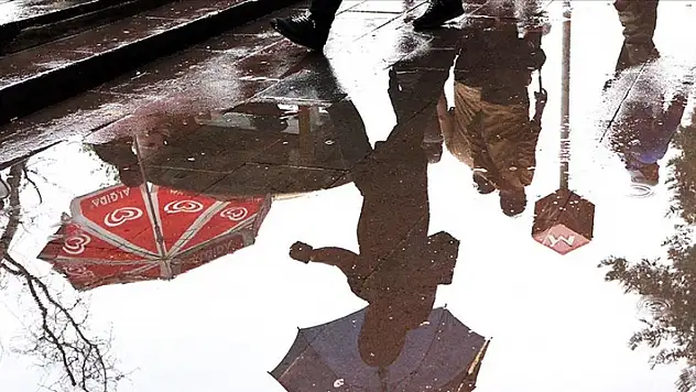 Yağışlı havanın etkisine giren yurtta sıcaklıklar 6-10 derece düşecek
