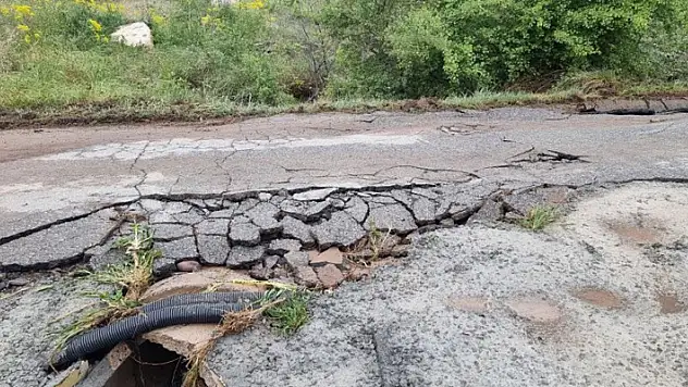 Yağmur suyu taşkını asfaltı çökertti
