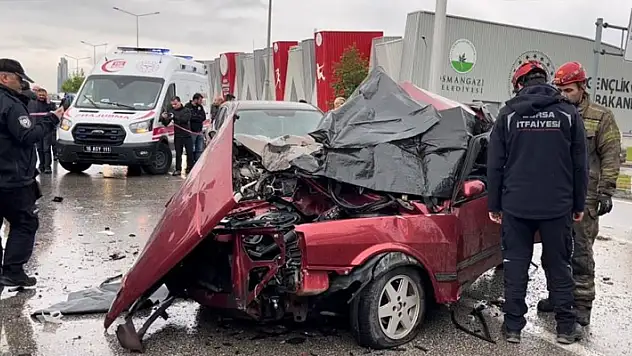 Yağmurda kontrolden çıkan otomobil, ters şeride girdi : 2 ölü 1 yaralı
