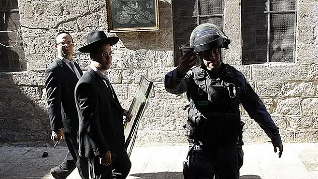 Yahudi yerleşimciler polis koruması altında Mescid-i Aksa'ya girdi